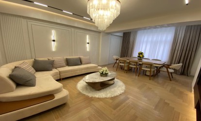 Satılır — 3 otaqlı  yeni tikili  140 m²  Bakı Sabit Rəhman kücəsi