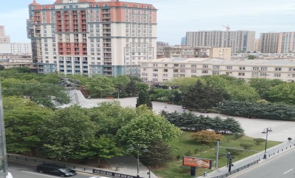 Satılır — 4 otaqlı  yeni tikili  225 m²  Bakı Azadlıq pr